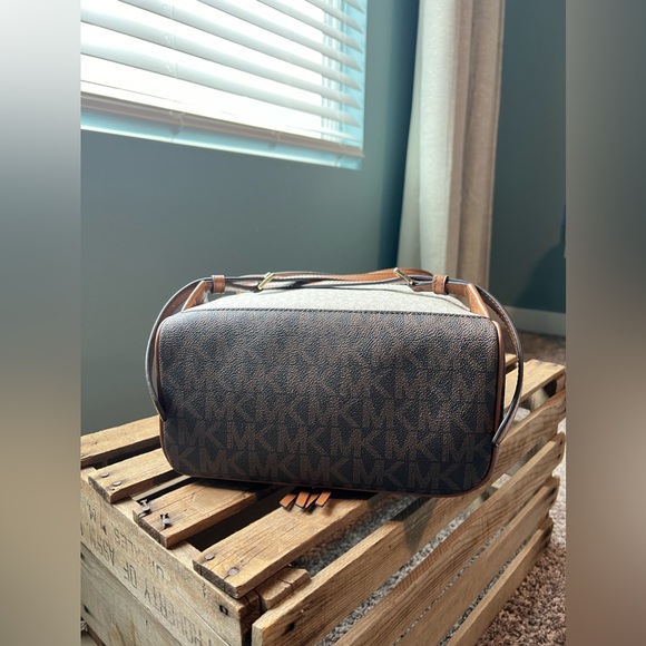 michael kors backpack - Picture 3 of 7